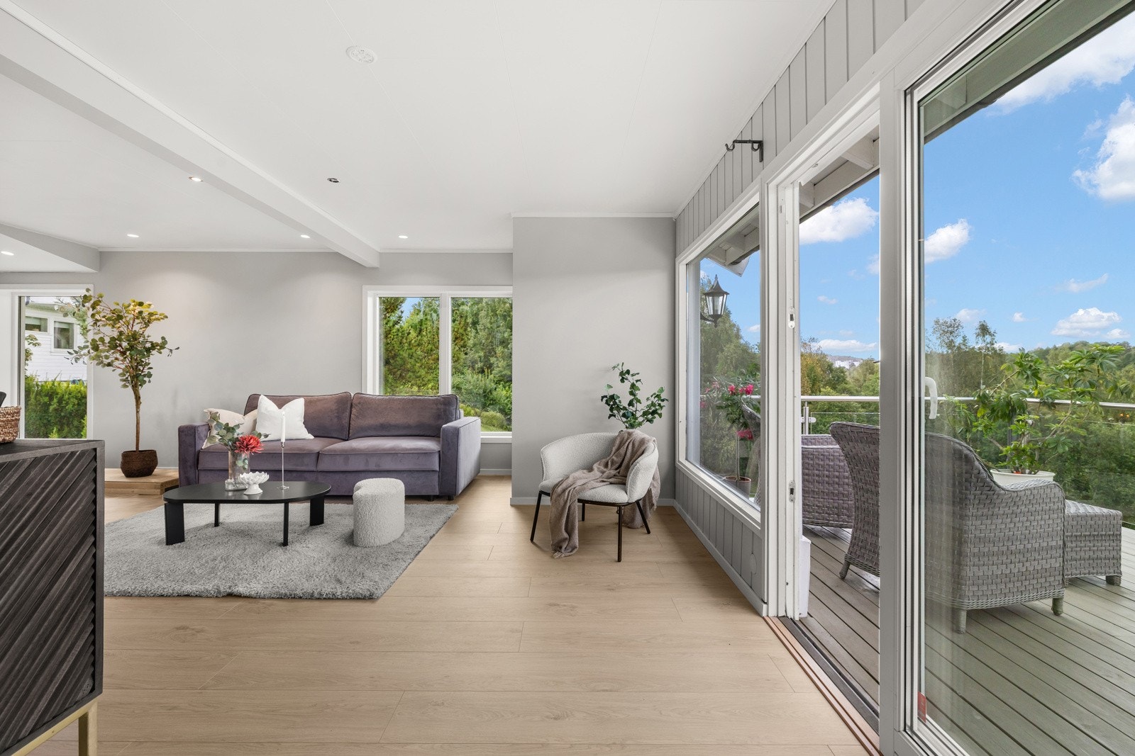 Rommet ble utvidet i forbindelse med tilbygg i 2025 og fremstår moderne med nye laminatgulv, malte plater og panel på veggene samt malt himling. Galleribilde