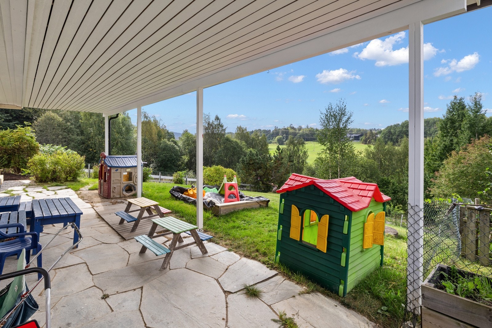 Fra stuen er det også direkte utgang til en overbygget terrasse og hagen, som utvider bruksarealet og gir enkel tilgang til uteområdet. Galleribilde