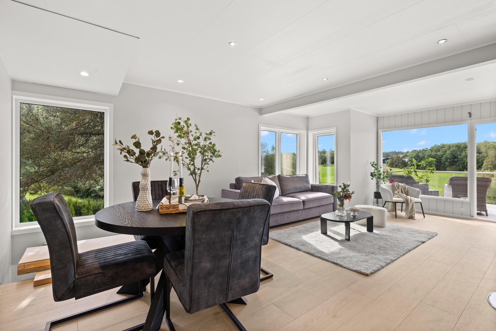 Den åpne løsningen mot kjøkkenet gjør rommet til et naturlig samlingspunkt for både familie og gjester. Galleribilde