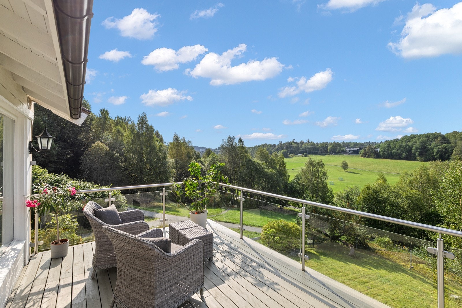 Her kan du nyte godværsdagene i grønne og rolige omgivelser Galleribilde