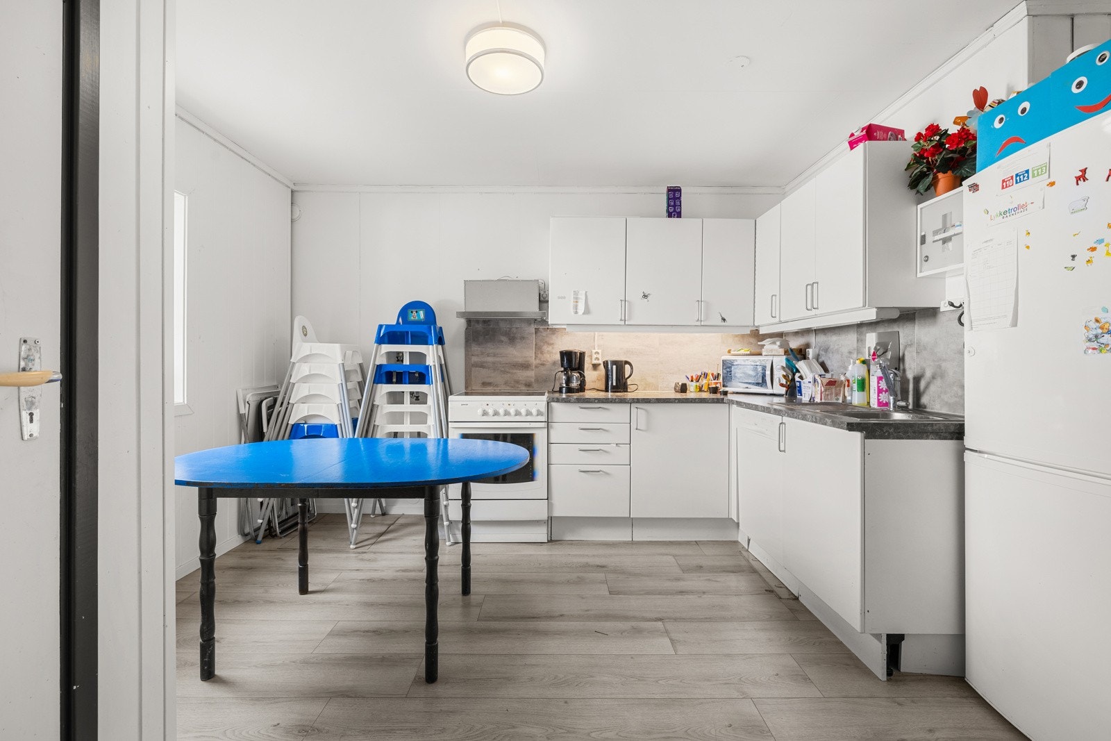 Underetasjen har et praktisk kjøkken som i dag benyttes av barnehagen. Galleribilde