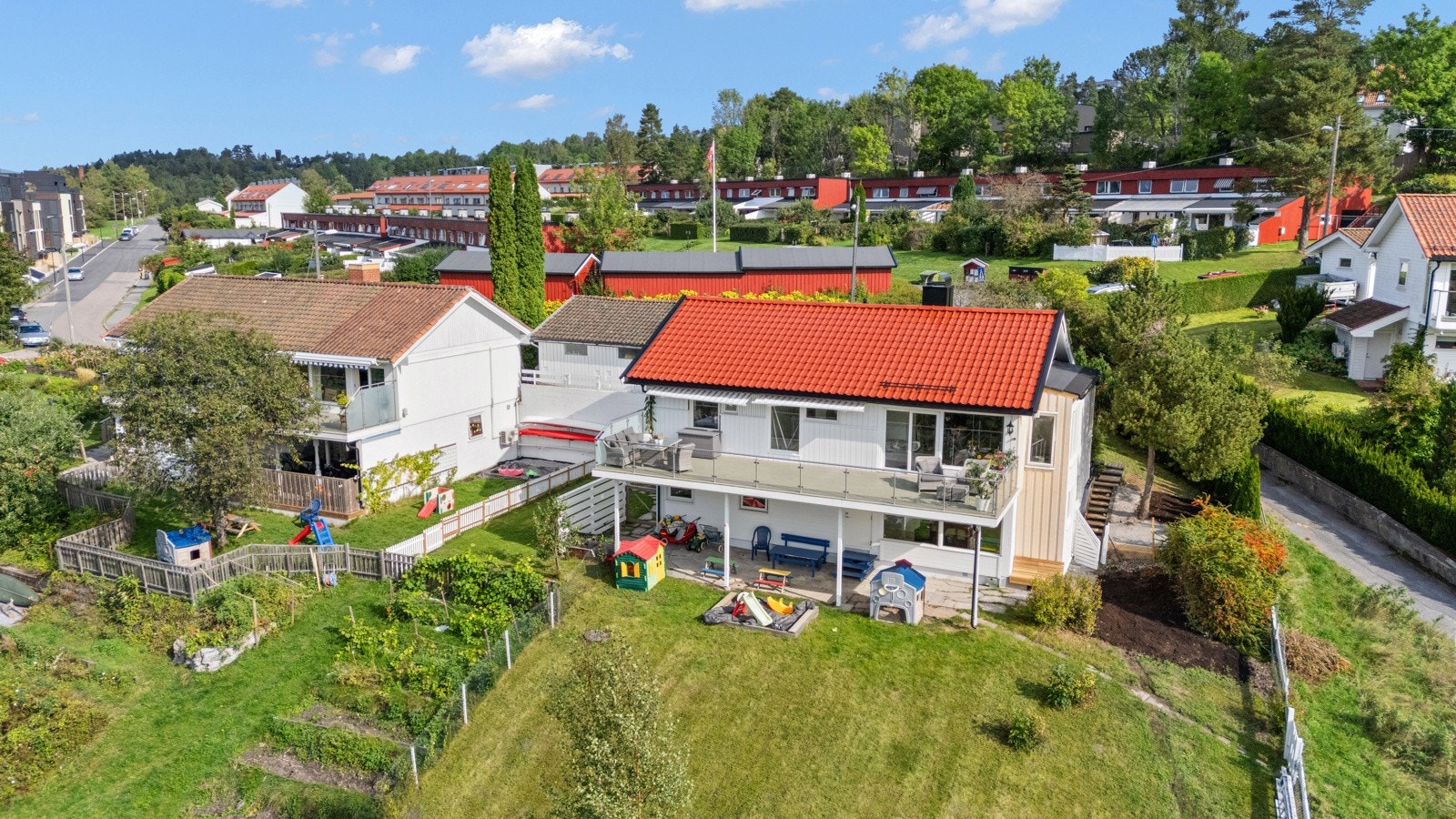 Hagen er inngjerdet og trygg for både barn og hunder, og byr på et flott samspill mellom prydvekster og nyttevekster. Galleribilde