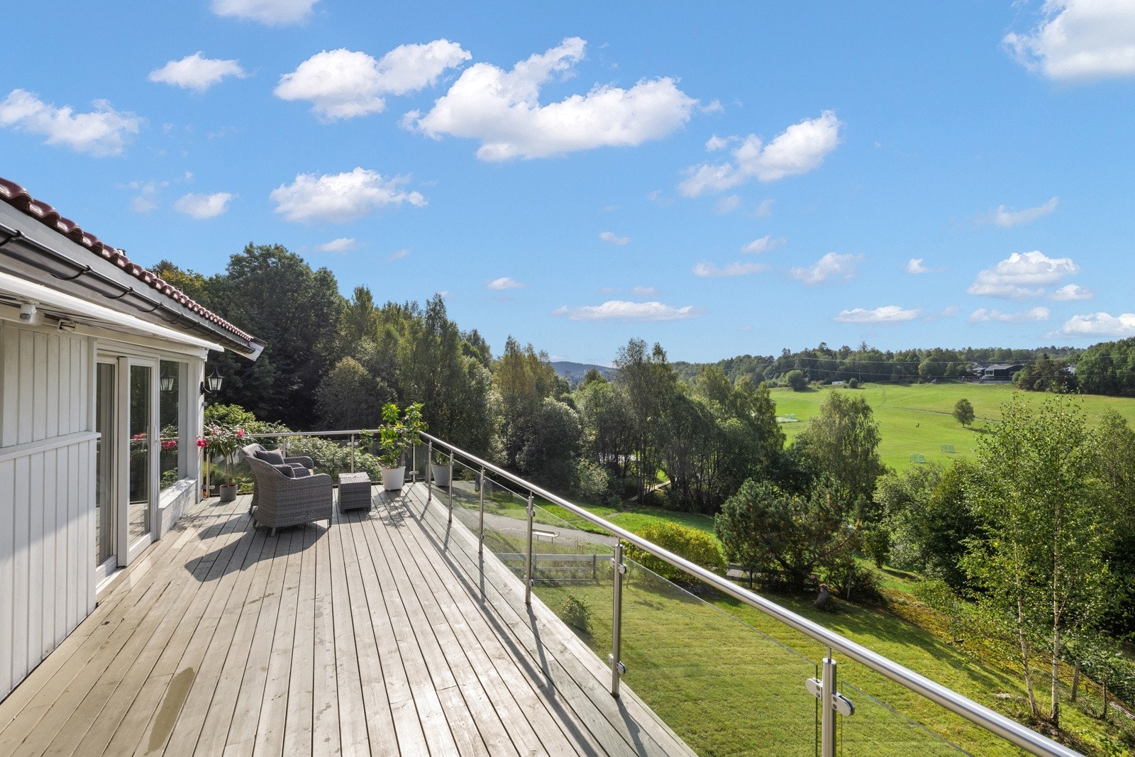 Fra eiendommen har du flott utsikt over grønne omgivelser, samtidig som du bor i et etablert nabolag med kort vei til skoler, barnehager, turområder og kollektivtransport. Galleribilde