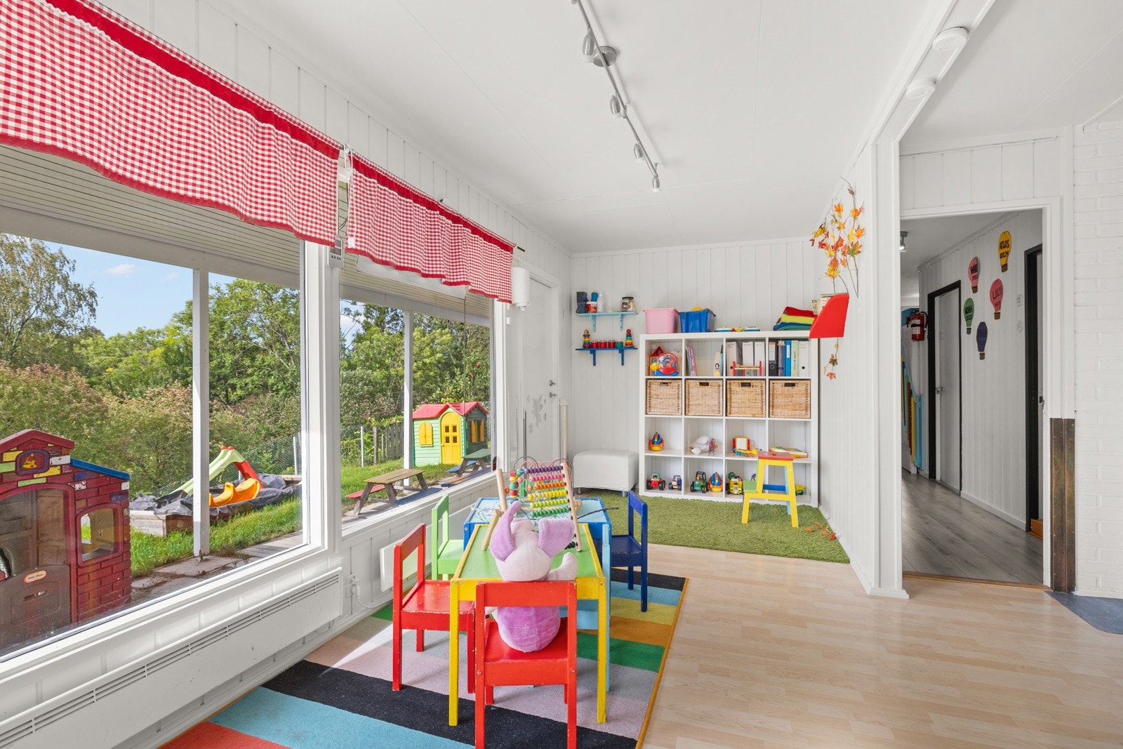 Boligens underetasje er i dag innredet og tilpasset bruk som barnehage, med en langtidskontrakt som kan videreføres og som gir en årlig inntekt på ca. kr. 240 000. Galleribilde