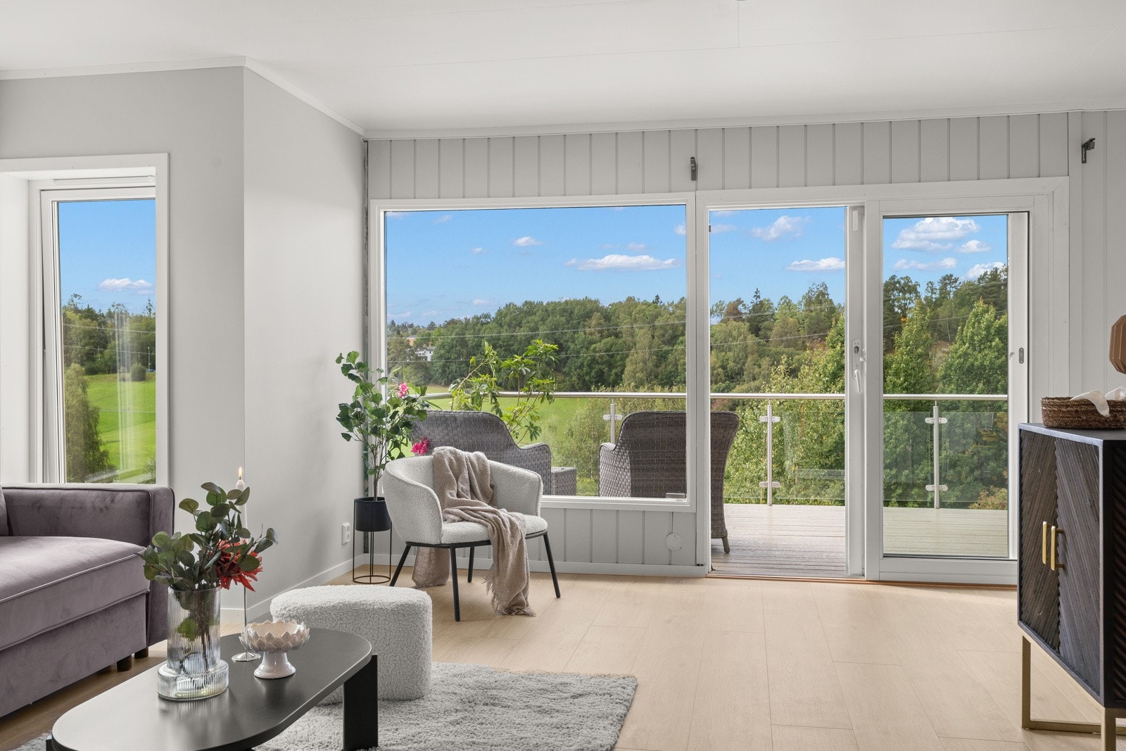 Fra stuen er det direkte utgang til en sørvestvendt balkong på ca. 36 m². Galleribilde