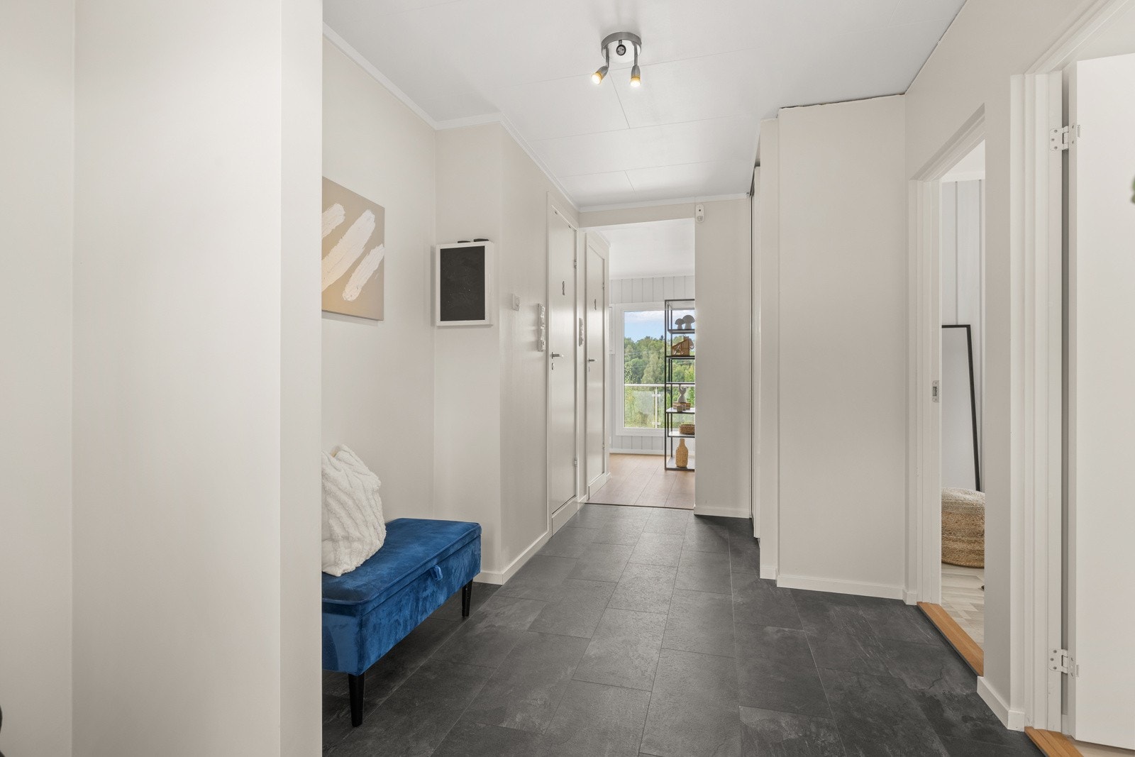 Boligen ønsker deg velkommen inn i en romslig og lys entré med laminatgulv som er både slitesterkt og enkelt å vedlikeholde. Galleribilde