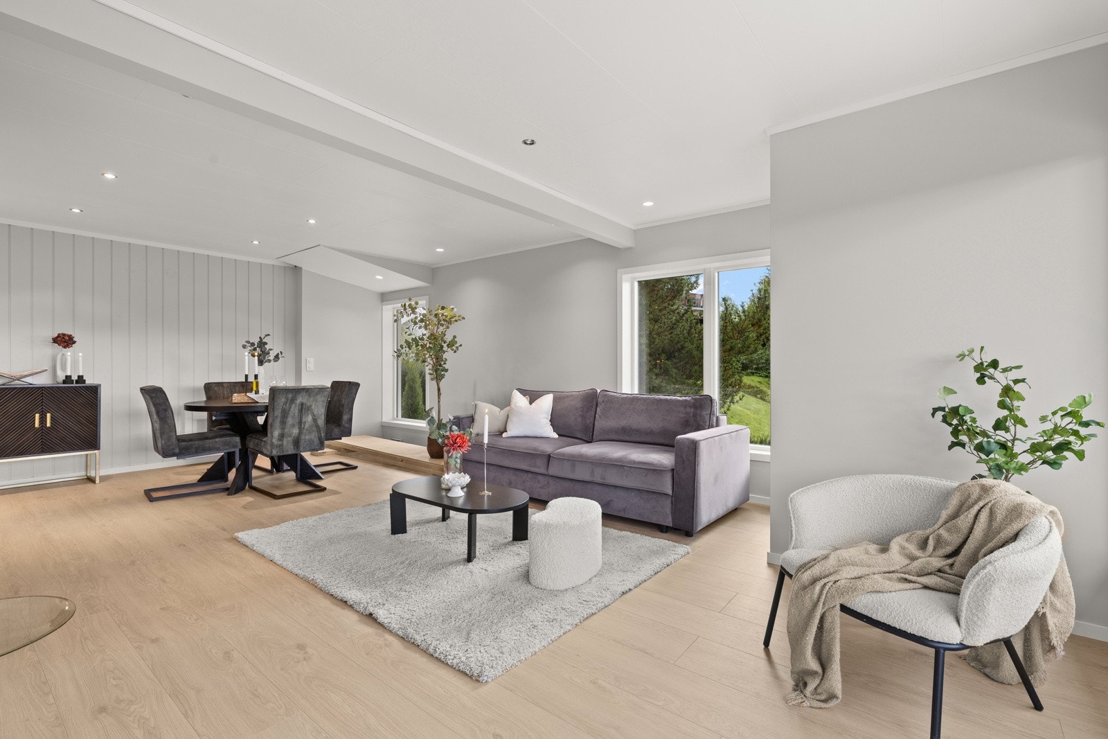 Store vindusflater sørger for rikelig med dagslys og gir en åpen og luftig romfølelse. Galleribilde