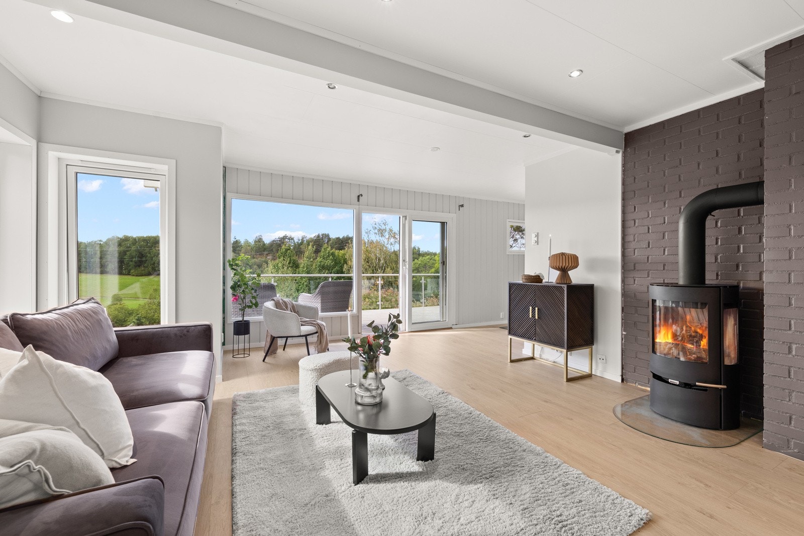 boligens 1. etasje finner du en lys og innbydende stue med god takhøyde på 2,39 meter. Galleribilde