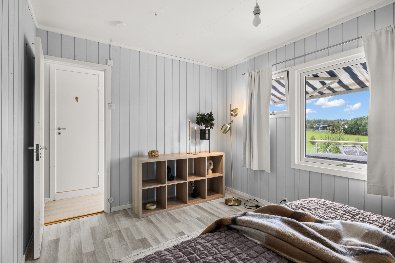 Hovedsoverommet er romslig og har plass til dobbeltseng med tilhørende nattbord og garderobeløsning. Herfra er det også utsyn mot sørvest, med fri utsikt over grønne omgivelser. Galleribilde