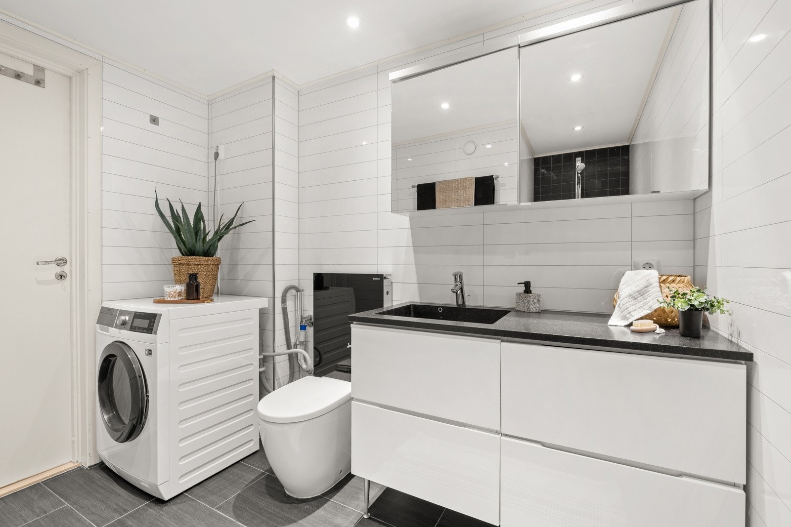 Badet i 1. etasje ble pusset opp av forrige eier i 2015. Rommet fremstår romslig og funksjonelt med helfliset utførelse på vegger og gulv. Galleribilde