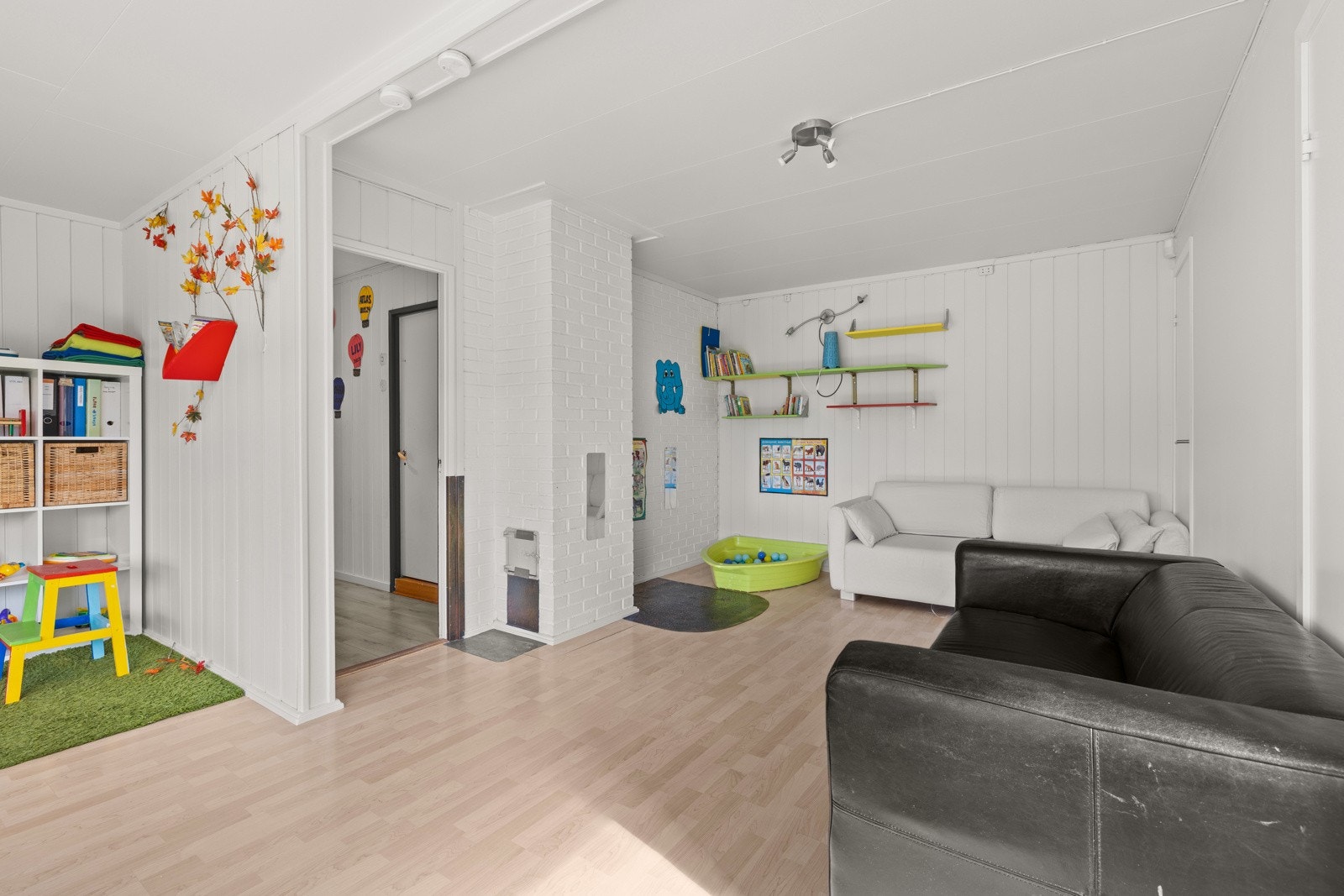 Rommet har laminatgulv, lyse vegger og god takhøyde som gir en luftig atmosfære. Galleribilde