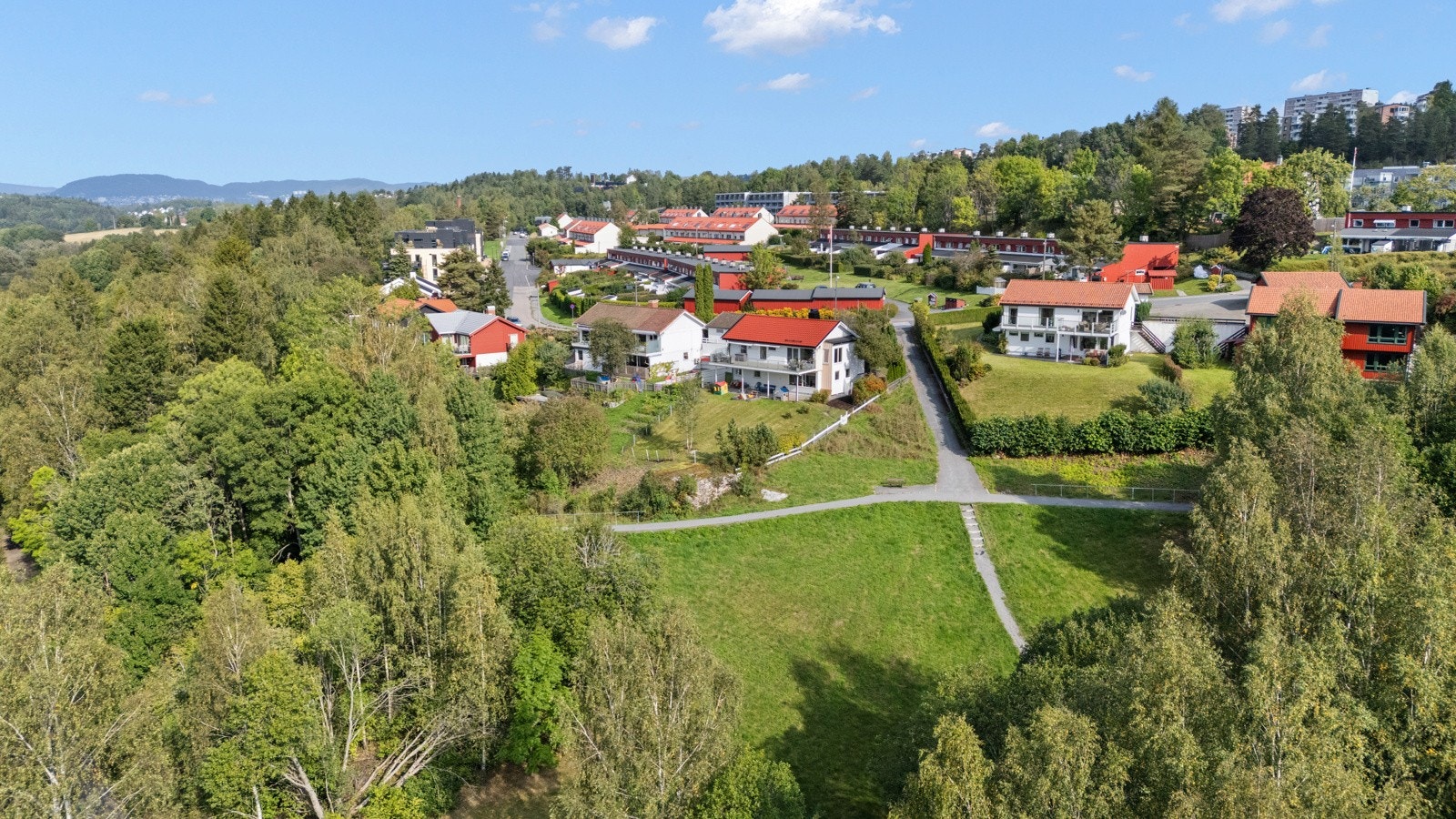 Det er nærhet til offentlig kommunikasjon, skoler, barnehager, og et rikt utvalg fasiliteter og servicetilbud på Bøler-, Bogerud-, Bryn-, Tveita- og Oppsal senter. Boligen ligger nær populære Østmarka med badevann og turløyper. Galleribilde