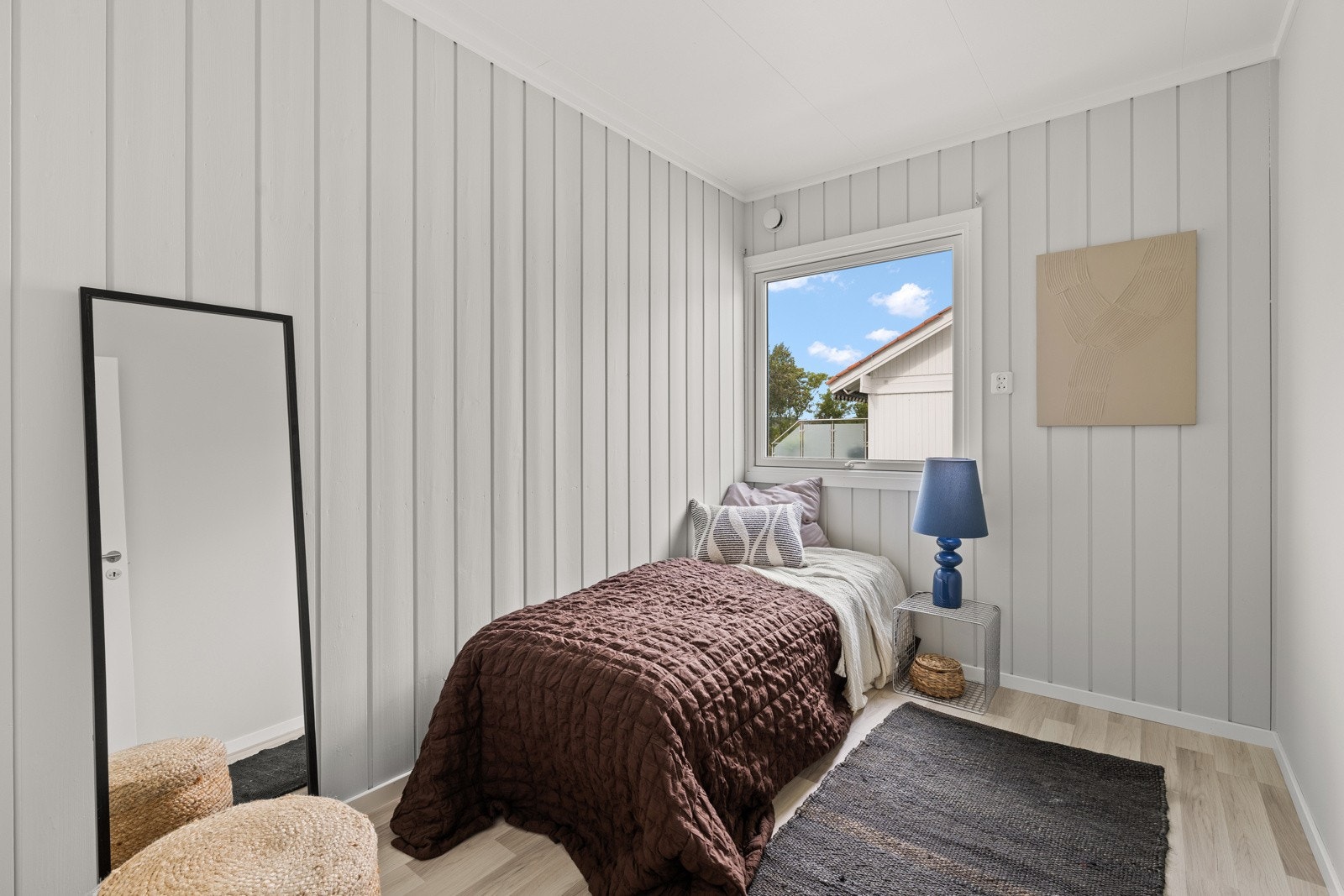 Alle tre soverommene fremstår med en lys og nøytral fargepalett som gjør det enkelt å sette sitt eget preg på rommene. Galleribilde