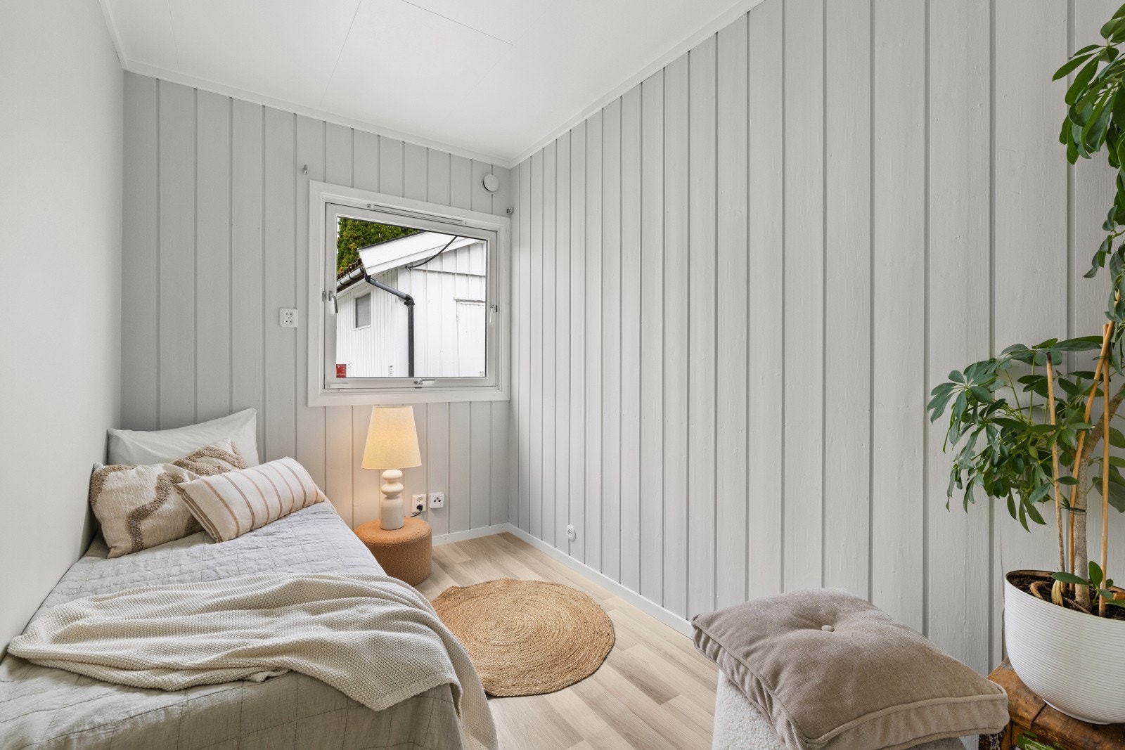 De to øvrige soverommene er velegnet som barnerom, gjesterom eller kontor. Begge har vindu som slipper inn godt med naturlig lys, og rommene er enkle å møblere etter behov. Galleribilde