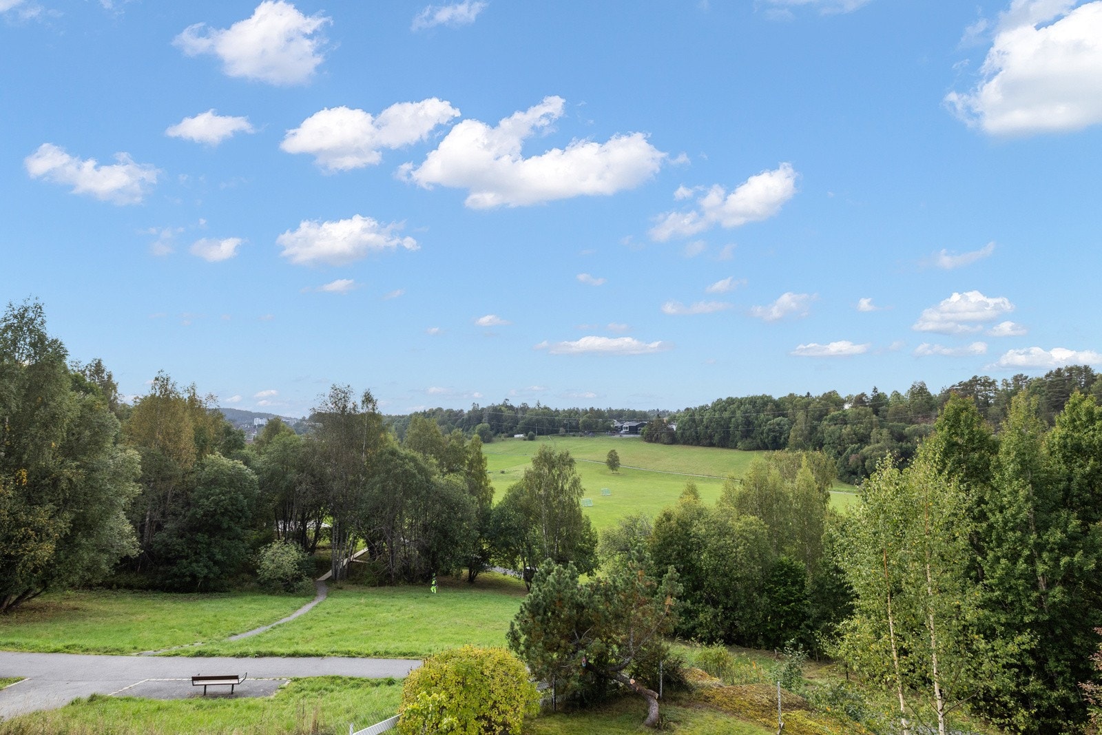 Nyt av den flotte og grønne utsikten fra balkongen Galleribilde