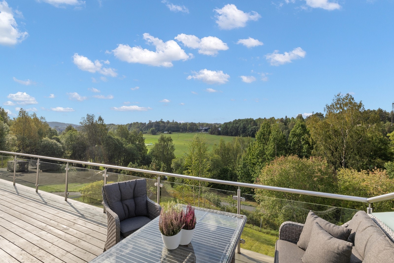 Balkongen har en flott utsikt over Bogerudmyra og Østensjøvannet naturreservat, med vakre solnedganger og fri horisont uten gjenboere. Galleribilde