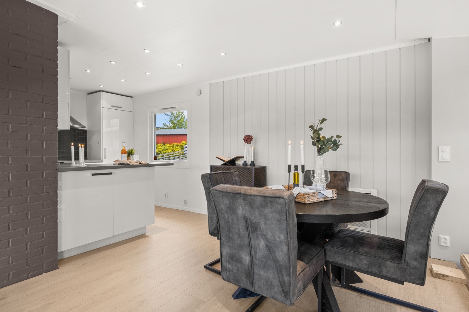 Kjøkkenet ligger i tilknytning til stuen og fremstår stilrent og funksjonelt. Galleribilde