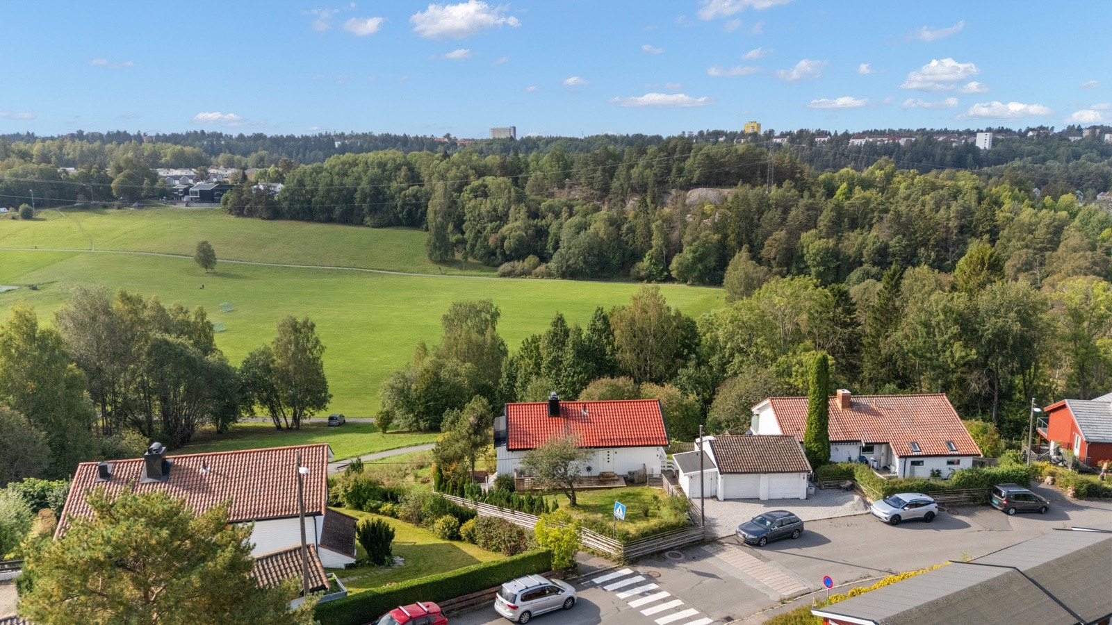 Boligen har en meget god beliggenhet i et veletablert og skjermet boligområde. Galleribilde