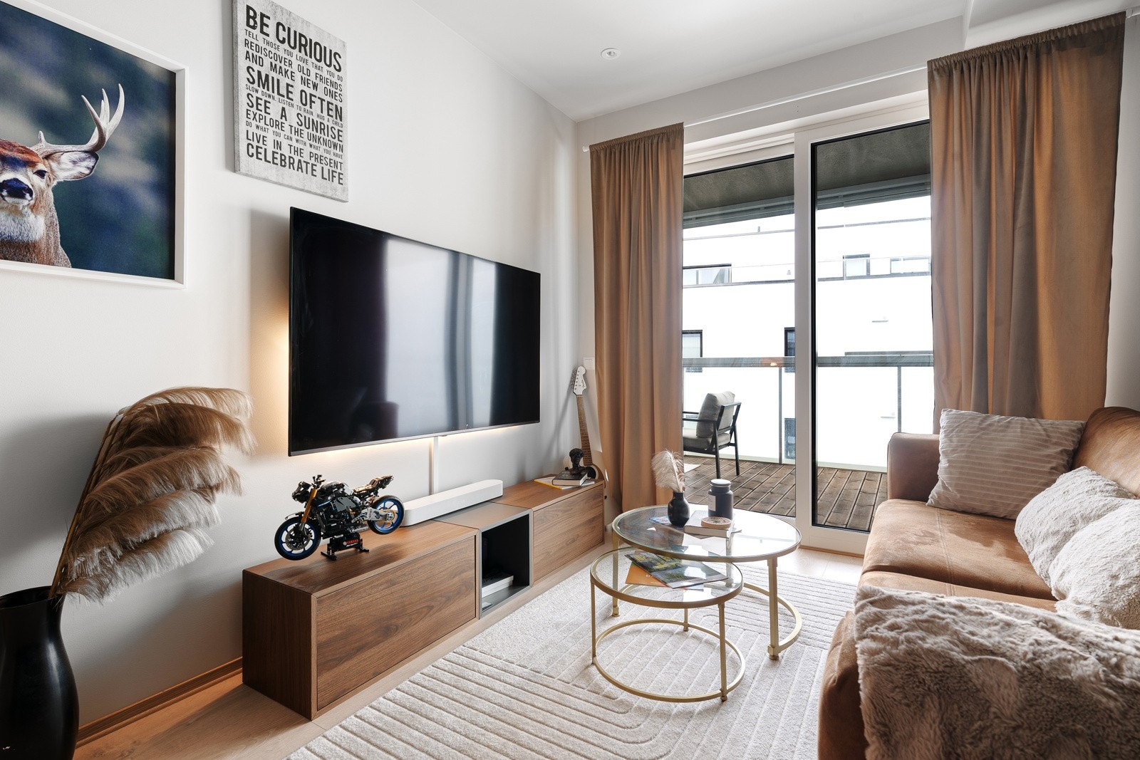Leiligheten har en naturlig sone for sofa, tilhørende bord og TV.