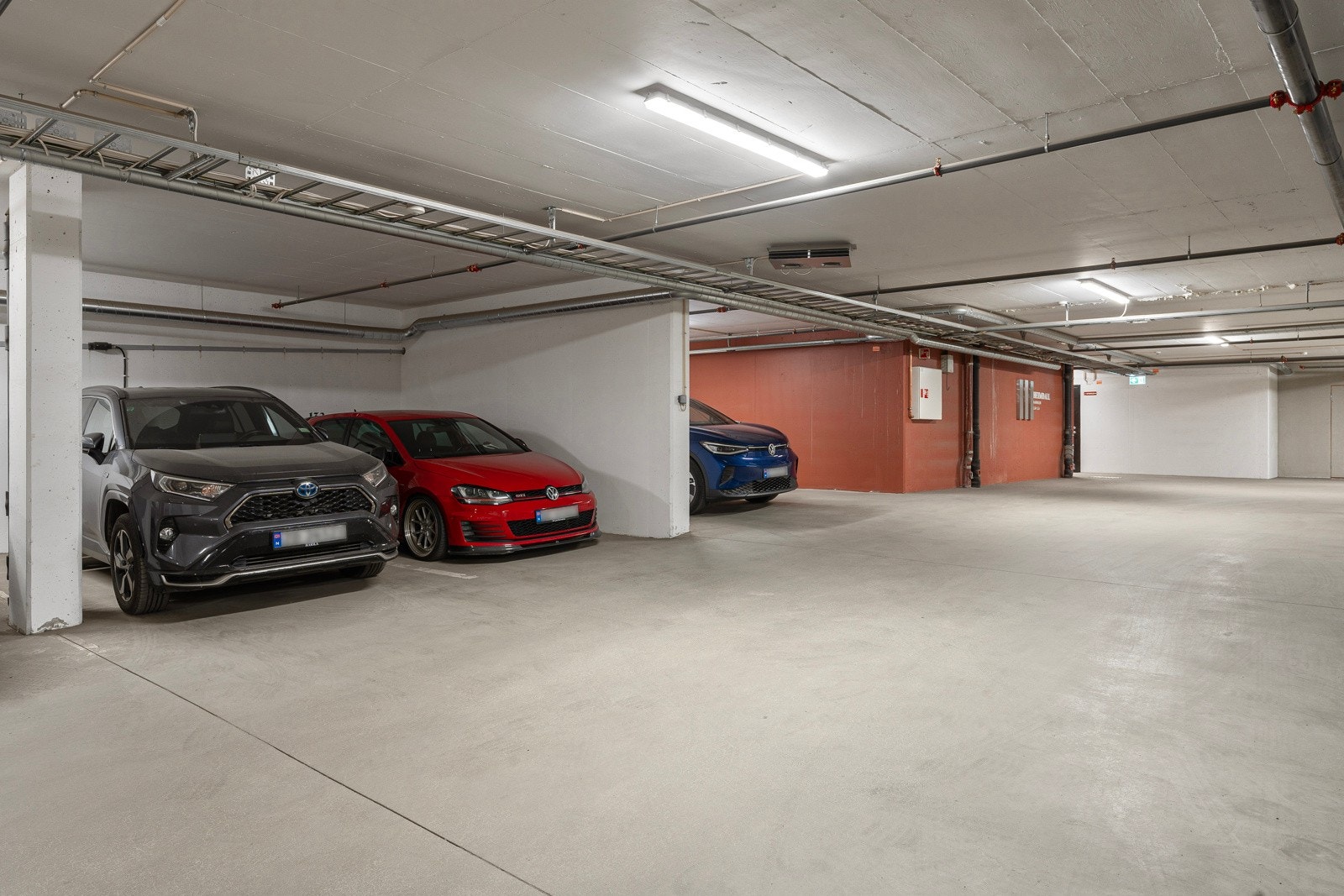 Fast parkeringsplass i garasjeanlegg, tilrettelagt for oppkobling av el-billader.
