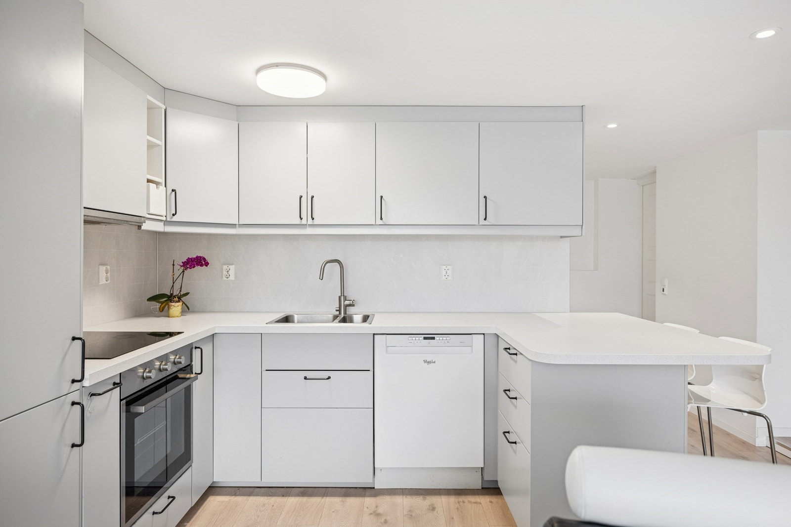 Plass til oppvaskmaskin i innredningen og det er mekanisk avtrekk over kokesonen. Galleribilde