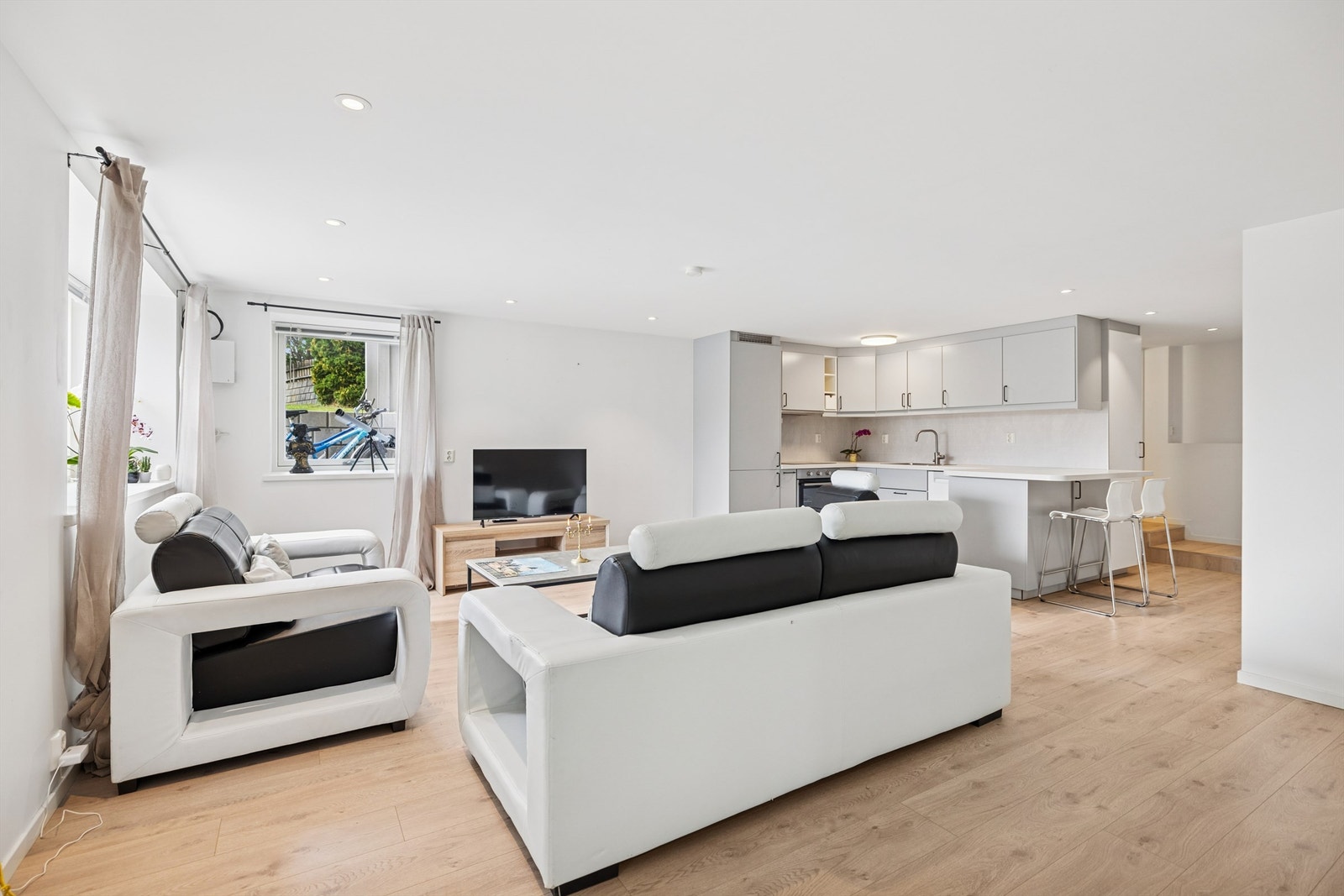 Leiligheten ble totalrenovert i 2018 og fremstår med en gjennomgående, tidsriktig standard. Galleribilde