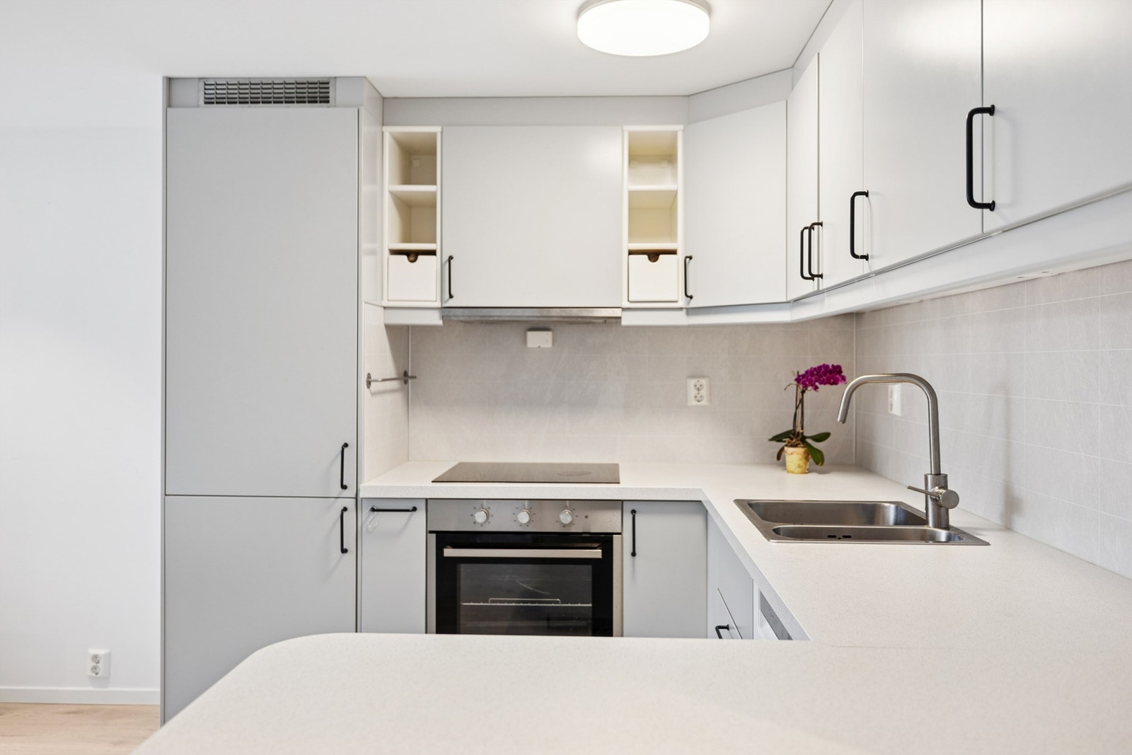 Kjøkkenet er utstyrt med induksjonstopp, stekeovn og kjøl-/fryseskap. Galleribilde