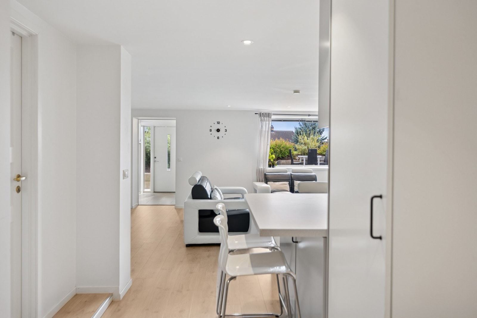 Fra entréen åpner boligen seg opp mot stuen og kjøkkenet. Galleribilde