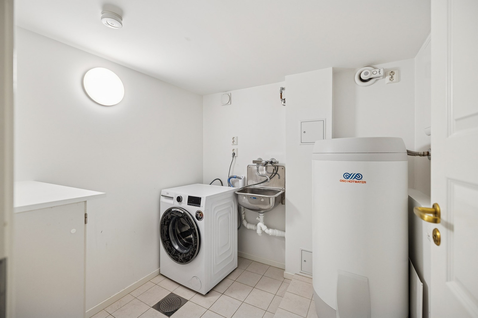 Vaskerommet har opplegg for vaskemaskin og en varmtvannsbereder fra 2018. Galleribilde