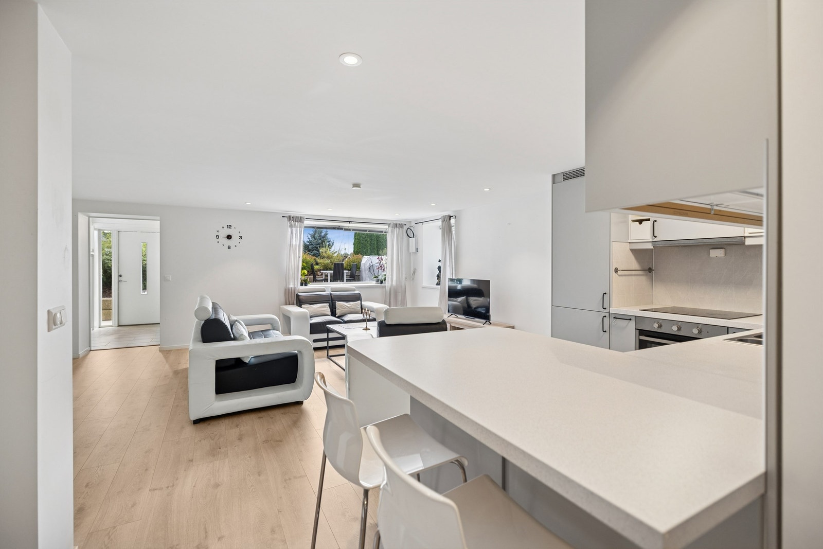 Kjøkkenet er praktisk utformet med en barløsning i innredningen Galleribilde