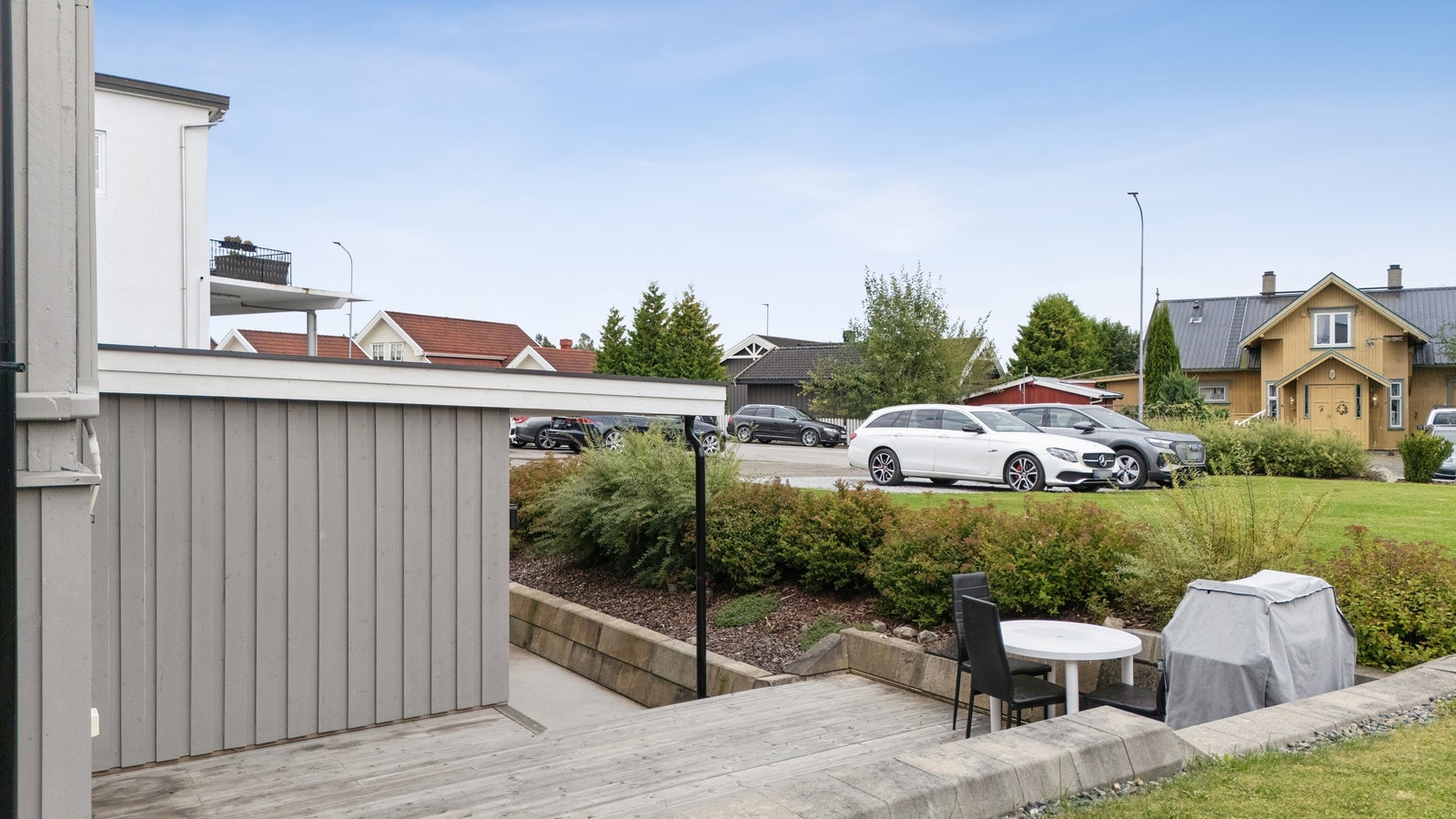 Fra terrassen har du en åpen utsikt over nabolaget og grøntarealene. Galleribilde