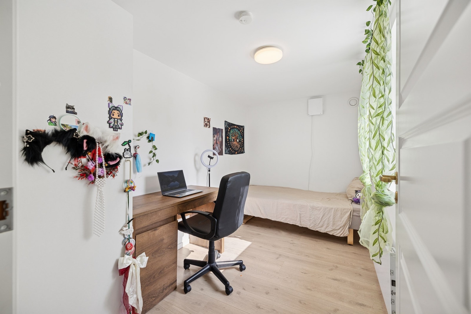 Det andre soverommet passer godt som barnerom, gjesterom eller kontor. Galleribilde