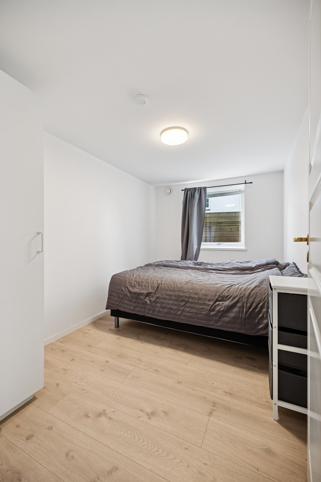 Leiligheten inneholder to soverom. Dette er det ene, med plass til dobbeltseng og garderobeskap. Galleribilde