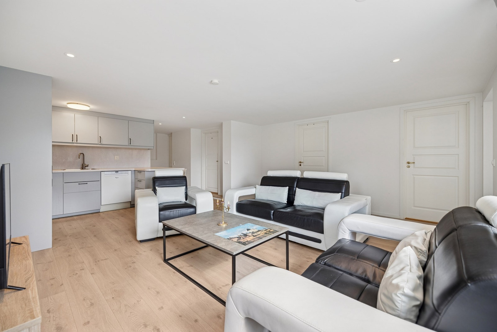 Stuen og kjøkkenet utgjør et sosialt allrom med god plass til både sofagruppe og spisebord. Galleribilde