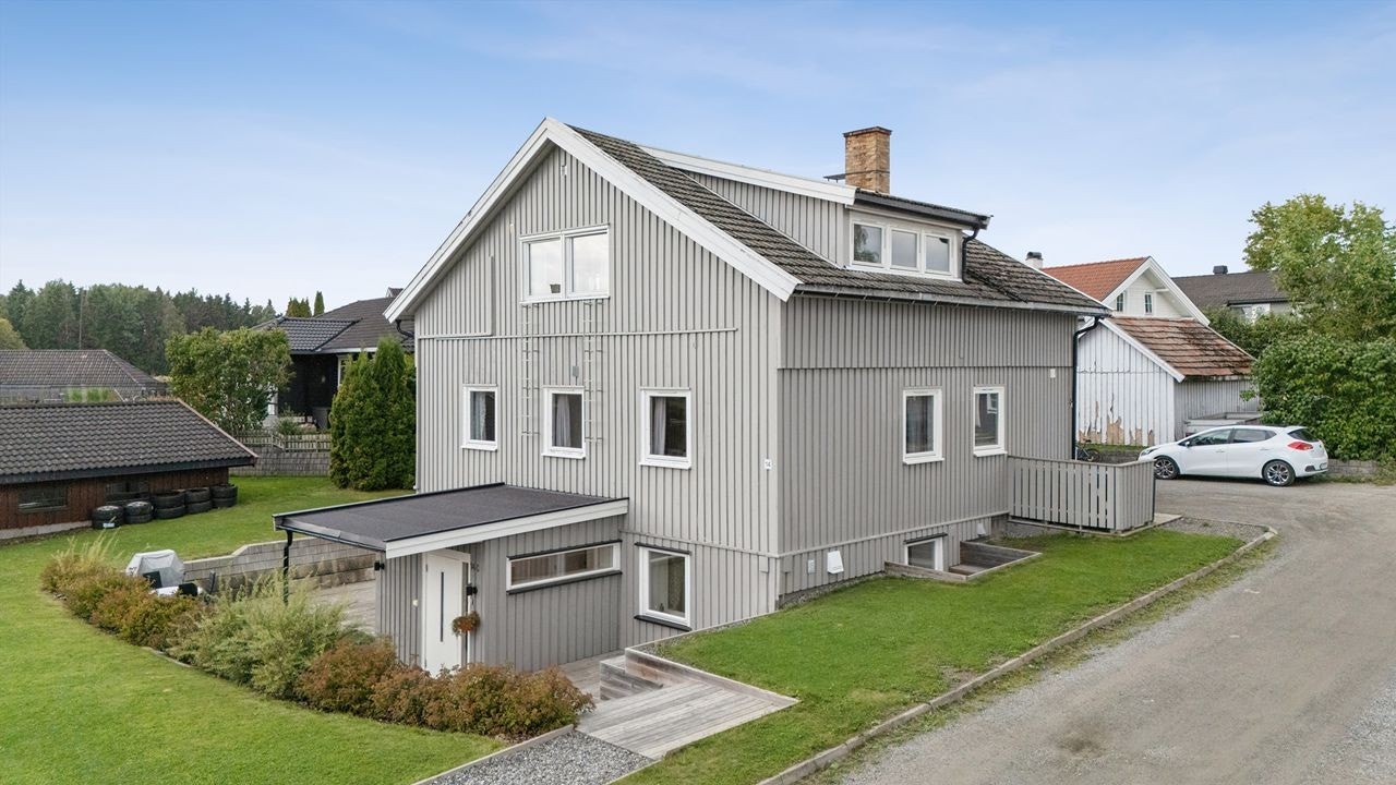 Det er gode parkeringsmuligheter på gruslagte plasser på tomten. Galleribilde