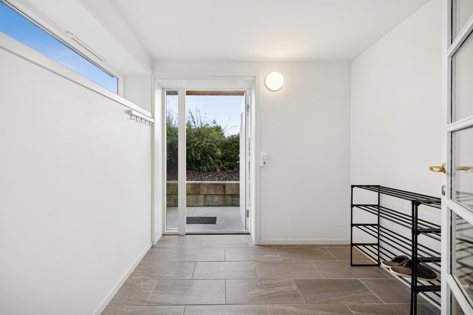 Vi starter i den innbydende entréen fra 2018, som har varmekabler i gulvet. Galleribilde