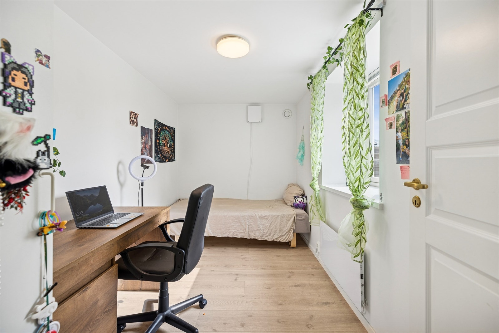 Også her er det laminatgulv og malte, nøytrale flater. Galleribilde