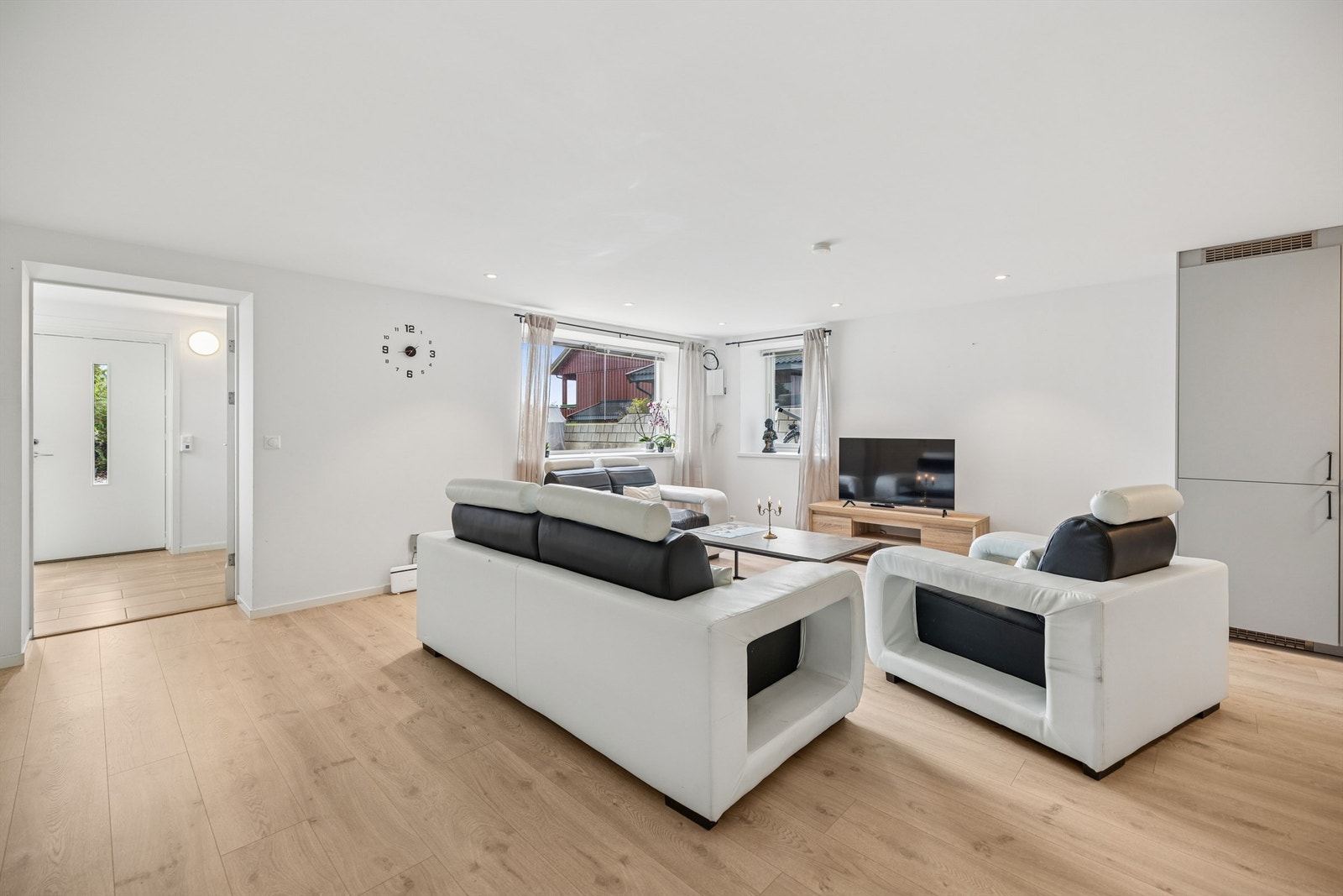 Rommet har downlights i taket og varmekabler i gulvet, som sikrer en jevn og behagelig temperatur. Galleribilde