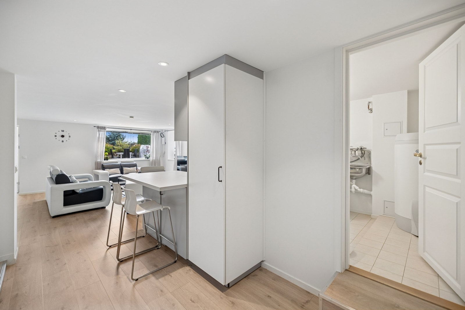 Fra kjøkkenet er det tilgang til et separat og praktisk vaskerom. Galleribilde