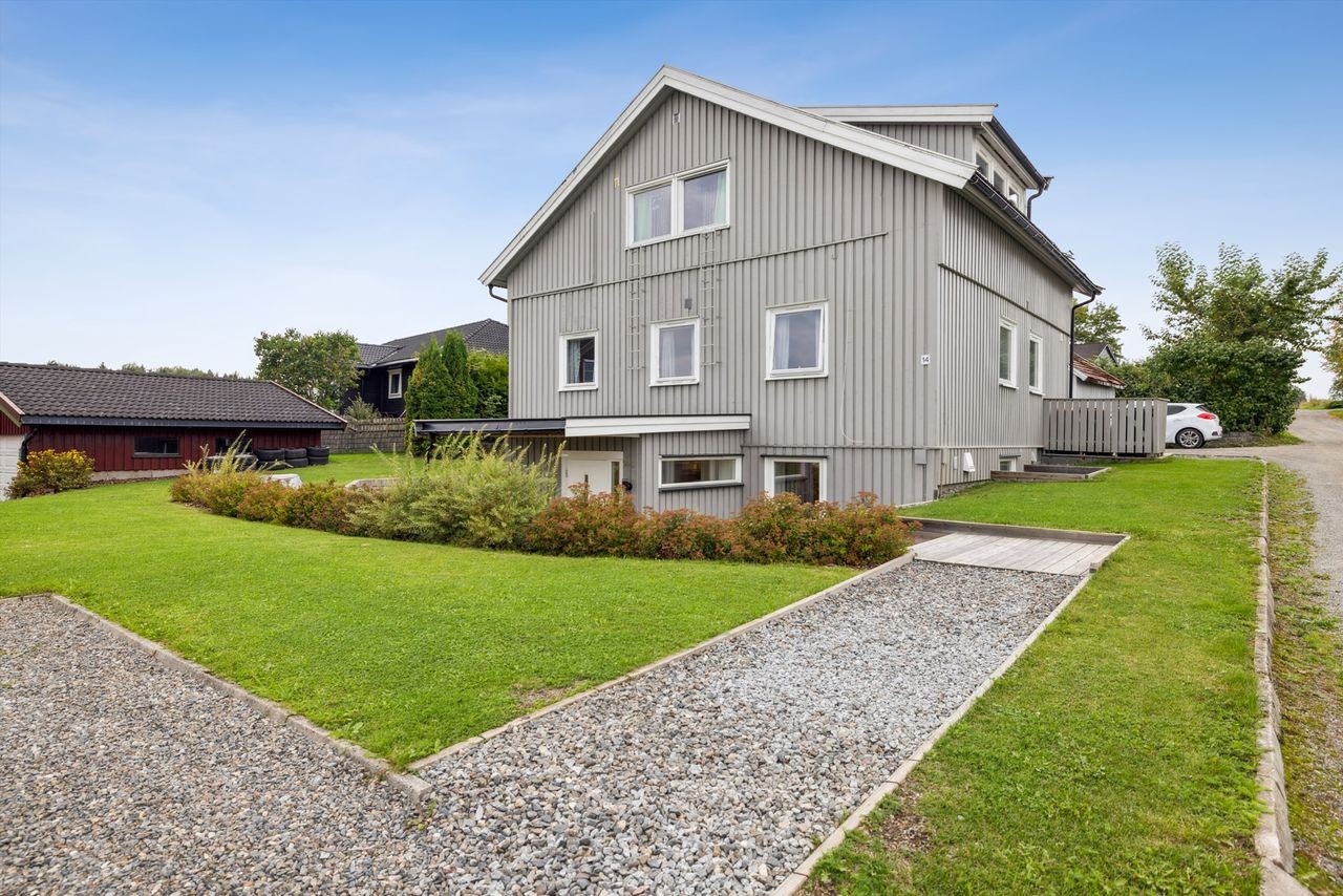 Bygningen har stående bordkledning og vinduer fra 2015 og 2018. Galleribilde