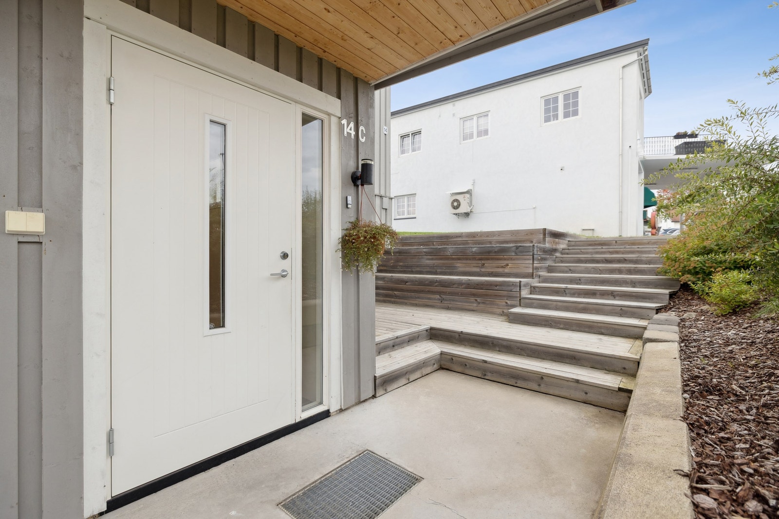 Den folierte ytterdøren med glassfelt er fra 2017. Galleribilde