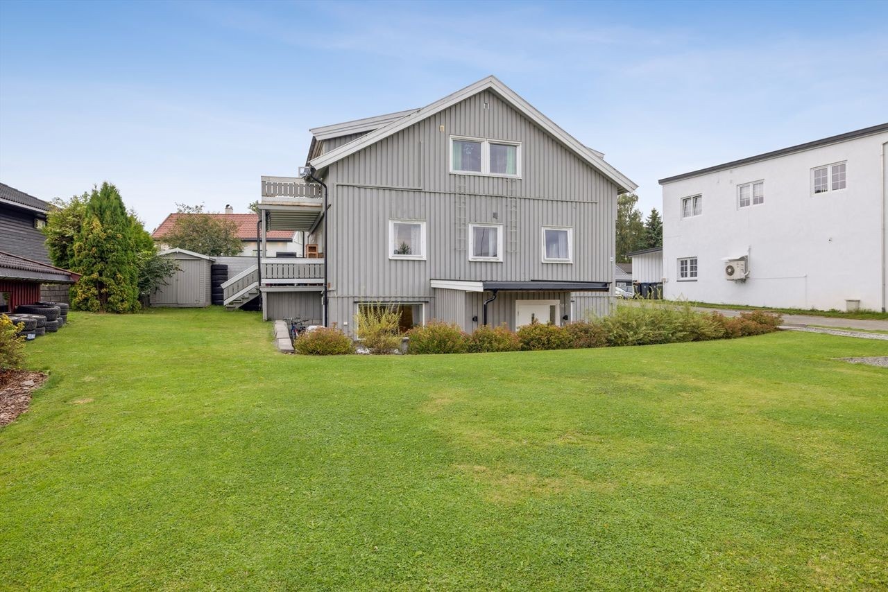 Sameiet har et pent opparbeidede uteområder med plen, hekk og beplantning. Galleribilde