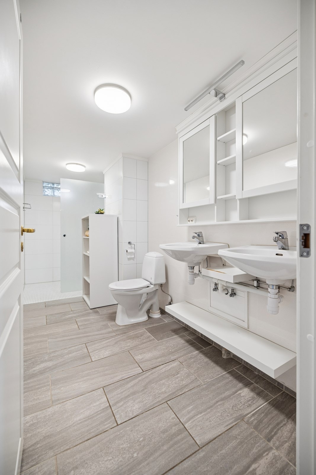 Baderommet ble også etablert i 2018, med flislagt gulv og varmekabler. Galleribilde