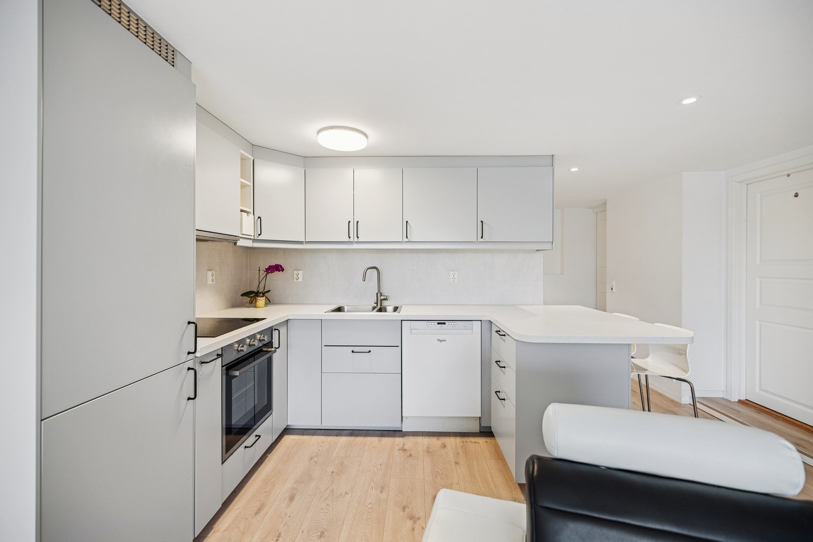 Kjøkkeninnredningen fra IKEA har glatte fronter og godt med skap- og benkeplass. Galleribilde