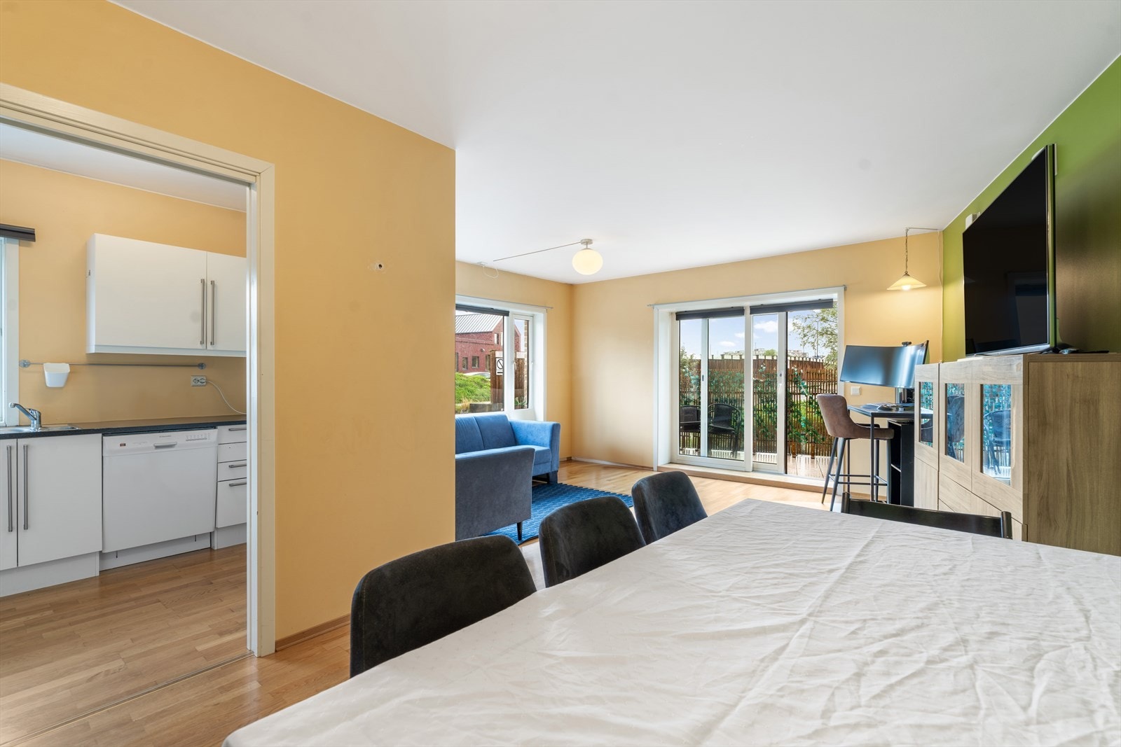 Fra stuen er det utgang til større terrasse. Galleribilde