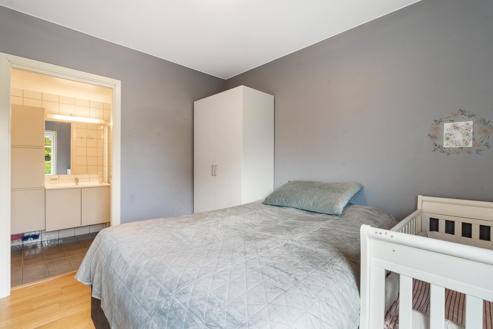 Fra hovedsoverommet har du direkte tilgang til bad. Galleribilde