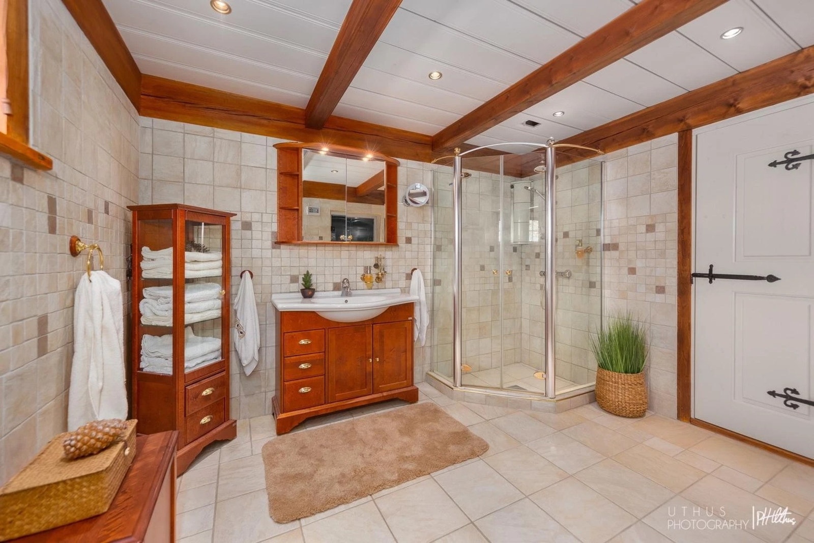 Hovedhytta har to pene bad.