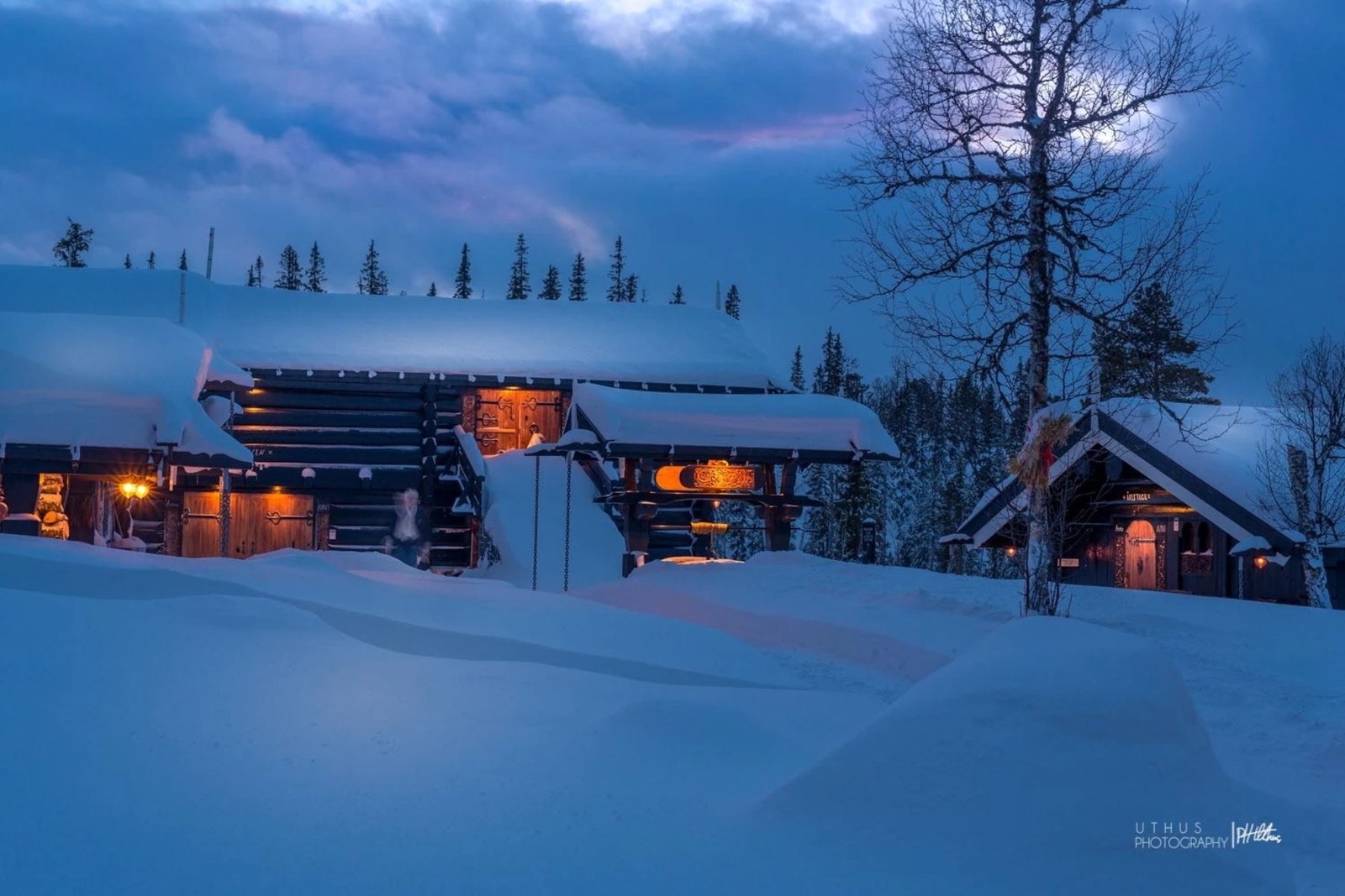 Nesbyen sentrum ligger ca. 20 minutter unna med bil og tilbyr et godt utvalg av butikker, apotek, vinmonopol og andre servicetilbud.