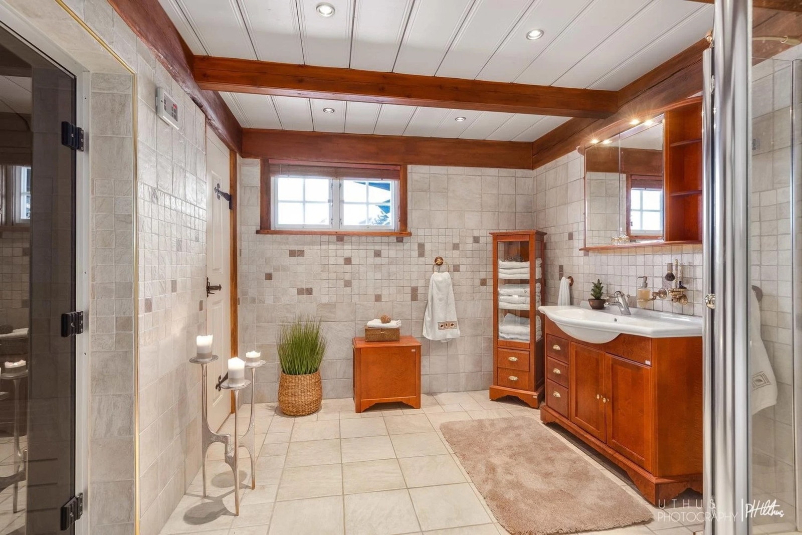 Badet er av god størrelse, og har direkte tilgang til en deilig badstue.