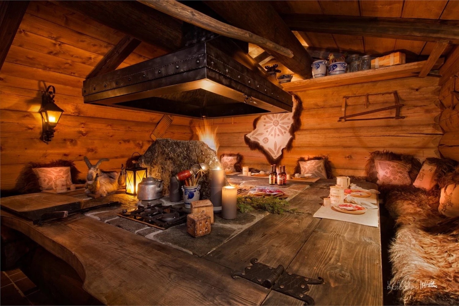 Årestugu med plass til 16 personer gir en unik ramme for sosiale sammenkomster.